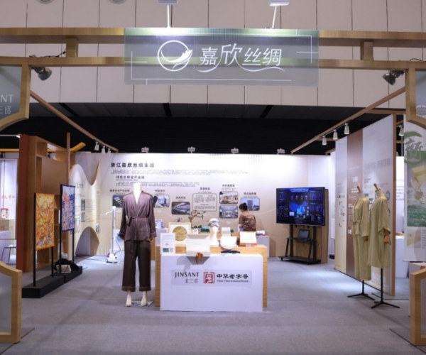 88858cc永利官网丝绸亮相首届浙江省历史经典工业展